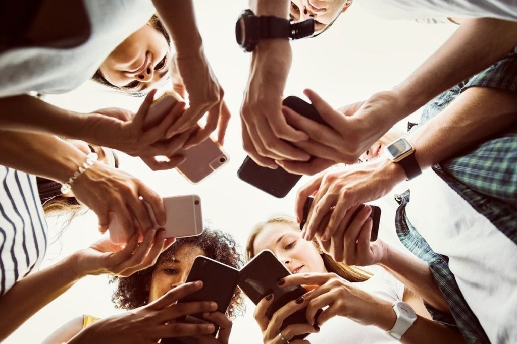 Cómo las redes sociales afectan la salud de los&nbsp;jóvenes